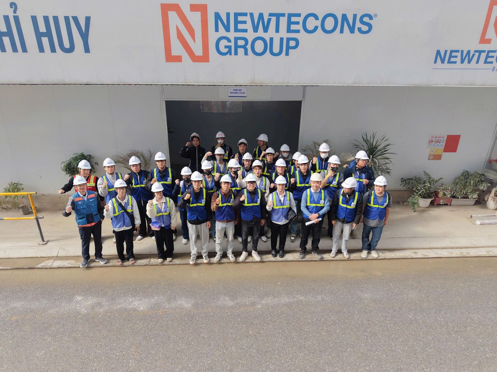 ON-SITE FIELD TRIP OF STUDENTS FROM CLASS 69QD1&2, FACULTY OF CONSTRUCTION ECONOMICS & MANAGEMENT, EXPLORING THE CONSTRUCTION SITE WITH RICONS